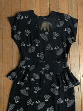 Load image into Gallery viewer, vintage 1940s novelty fan dress {m}