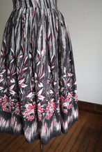 Load image into Gallery viewer, vintage 1950s upside down roses skirt {m}
