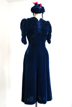 Load image into Gallery viewer, vintage 1930s velvet dress and hat set