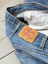 Load image into Gallery viewer, vintage 1980s LEVIS 501s jeans 28”W