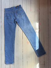 Load image into Gallery viewer, vintage 1980s LEVIS 501s jeans 27”W
