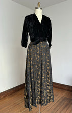 Load image into Gallery viewer, vintage 1940s 50s velvet &amp; brocade dressing gown {m}