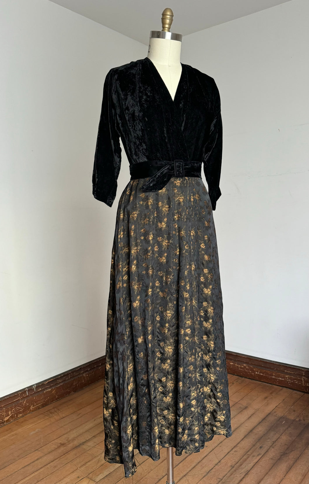 vintage 1940s 50s velvet & brocade dressing gown {m}