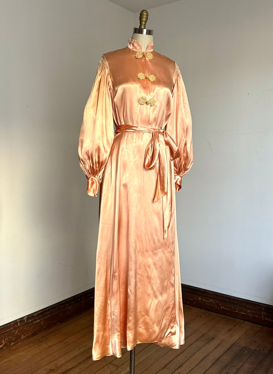 vintage 1940s pink satin dressing gown {s}