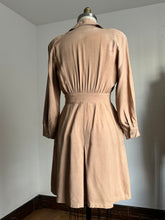 Load image into Gallery viewer, vintage 1940s beige coat {s/m}