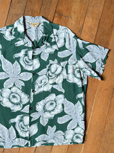 Load image into Gallery viewer, vintage 1940s green Hawaiian rayon shirt - loop collar