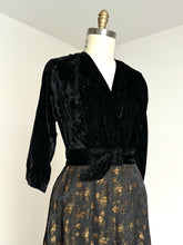 Load image into Gallery viewer, vintage 1940s 50s velvet &amp; brocade dressing gown {m}