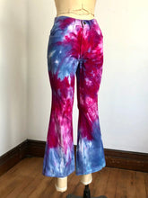 Load image into Gallery viewer, vintage 1960s 70s tie dye big E Levis flared denim jeans