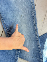 Load image into Gallery viewer, vintage 1980s LEVIS 501s jeans 28”W