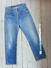 Load image into Gallery viewer, vintage 1980s LEVIS 501s jeans 28”W