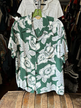 Load image into Gallery viewer, vintage 1940s green Hawaiian rayon shirt - loop collar
