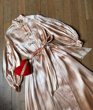 Load image into Gallery viewer, vintage 1940s pink satin dressing gown {s}