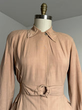 Load image into Gallery viewer, vintage 1940s beige coat {s/m}