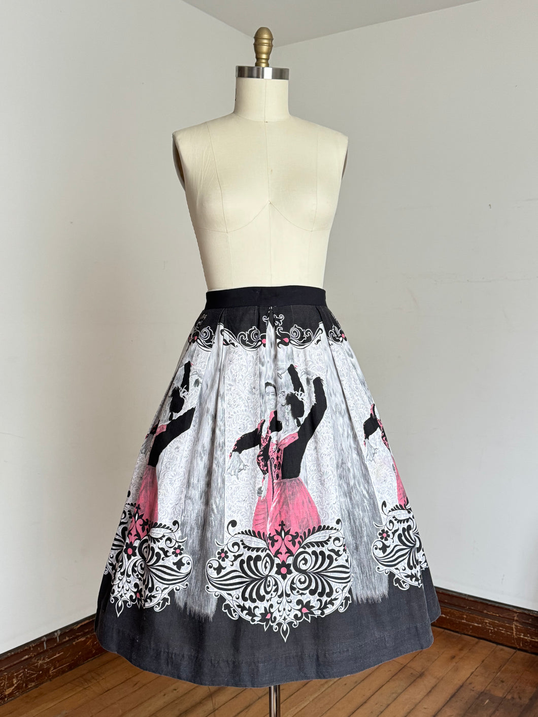 vintage 1950s Flamenco dancers border print skirt {32