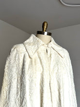 Load image into Gallery viewer, vintage 1940s faux fur cape