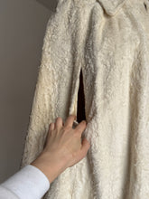 Load image into Gallery viewer, vintage 1940s faux fur cape