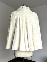 Load image into Gallery viewer, vintage 1940s faux fur cape