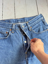 Load image into Gallery viewer, vintage 1980s LEVIS 501s jeans 27”W