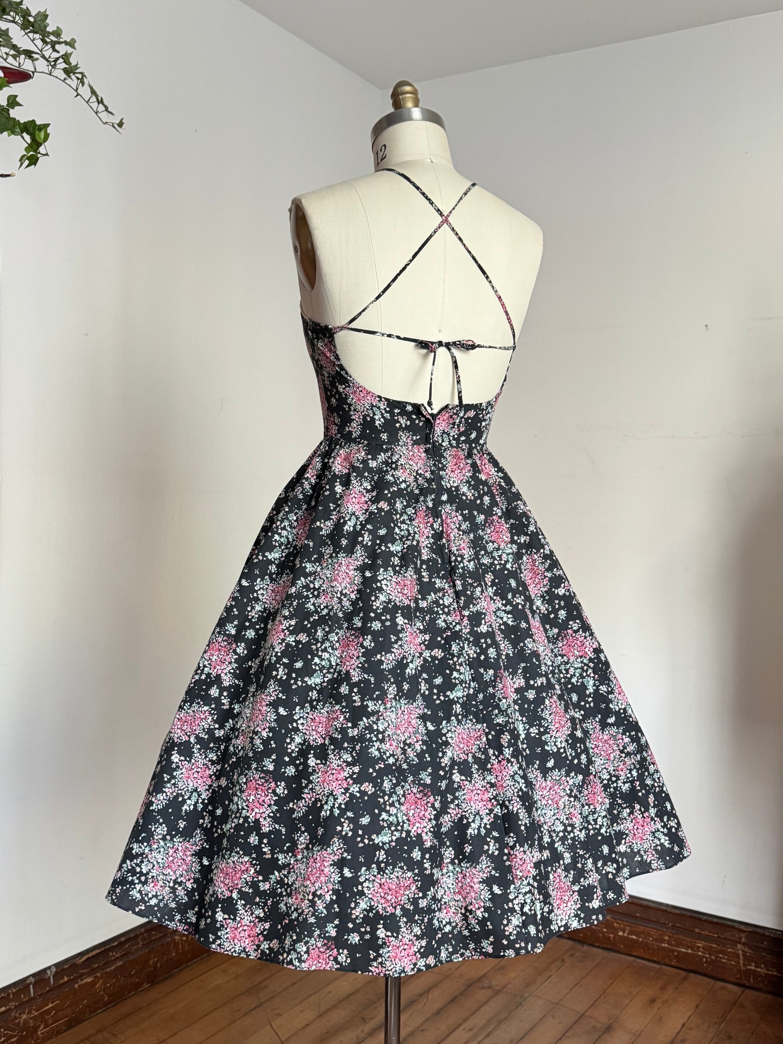 vintage summer dress vintage 1970s does 50s floral sun dress {s/m} – Trunk of Dresses