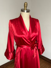 Load image into Gallery viewer, vintage 1940s liquid satin dressing gown robe {m}