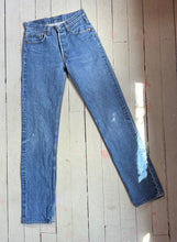 Load image into Gallery viewer, vintage 1980s LEVIS 501s jeans 27”W