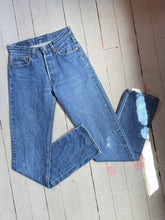 Load image into Gallery viewer, vintage 1980s LEVIS 501s jeans 27”W