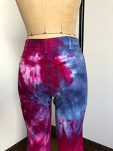 Load image into Gallery viewer, vintage 1960s 70s tie dye big E Levis flared denim jeans