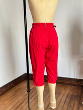 Load image into Gallery viewer, vintage 1950s red pedal pushers 28”W