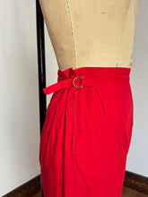 Load image into Gallery viewer, vintage 1950s red pedal pushers 28”W