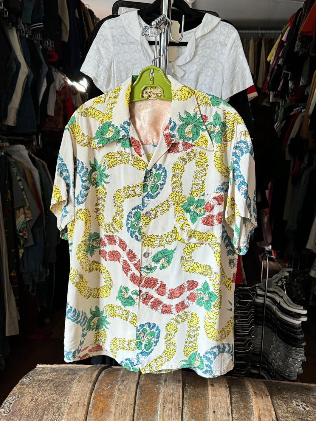vintage 1950s Hawaiian Leis print shirt - loop collar