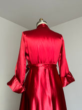 Load image into Gallery viewer, vintage 1940s liquid satin dressing gown robe {m}