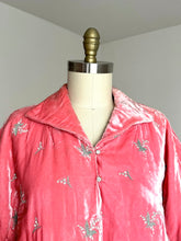 Load image into Gallery viewer, vintage 1940s plush velvet bed jacket {XL}