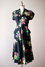 Load image into Gallery viewer, vintage 1940s floral rayon dress