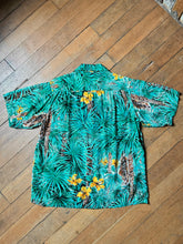 Load image into Gallery viewer, vintage 1960s rayon Hawaiian shirt - loop collar