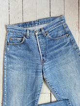 Load image into Gallery viewer, vintage 1980s LEVIS 501s jeans 28”W