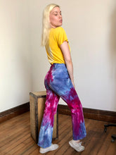 Load image into Gallery viewer, vintage 1960s 70s tie dye big E Levis flared denim jeans