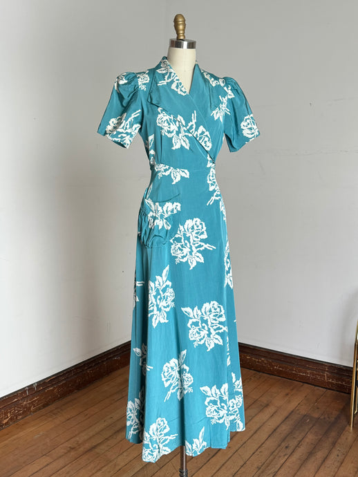 vintage 1930s 40s blue floral robe {s}