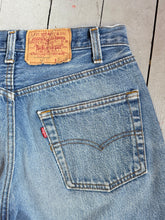 Load image into Gallery viewer, vintage 1980s LEVIS 501s jeans 28”W