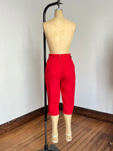 Load image into Gallery viewer, vintage 1950s red pedal pushers 28”W