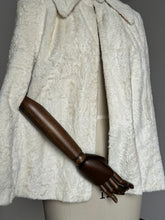 Load image into Gallery viewer, vintage 1940s faux fur cape