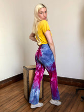 Load image into Gallery viewer, vintage 1960s 70s tie dye big E Levis flared denim jeans