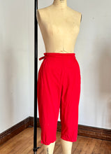 Load image into Gallery viewer, vintage 1950s red pedal pushers 28”W