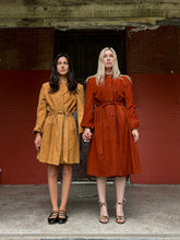 Load image into Gallery viewer, vintage 1940s suede coat {m/L}