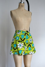 Load image into Gallery viewer, vintage 1960s floral shorts {s}