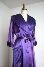 Load image into Gallery viewer, vintage 1940s purple dressing gown {s}