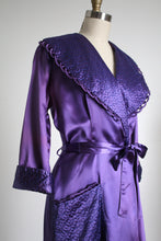 Load image into Gallery viewer, vintage 1940s purple dressing gown {s}