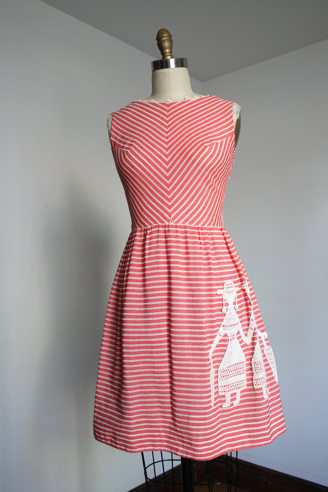 vintage 1960s novelty hand holding dress {xs}