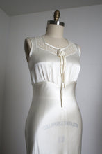 Load image into Gallery viewer, vintage 1940s nightgown {m}
