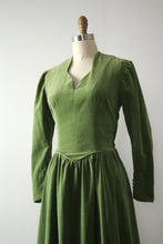 Load image into Gallery viewer, vintage 1940s green velvet dress with purse