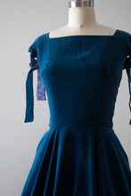 Load image into Gallery viewer, vintage 1950s Anne Fogarty velvet dress